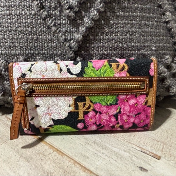 ❤️Dooney & Bourke Hydrangea Leather Clutch Wallet - Picture 2 of 5